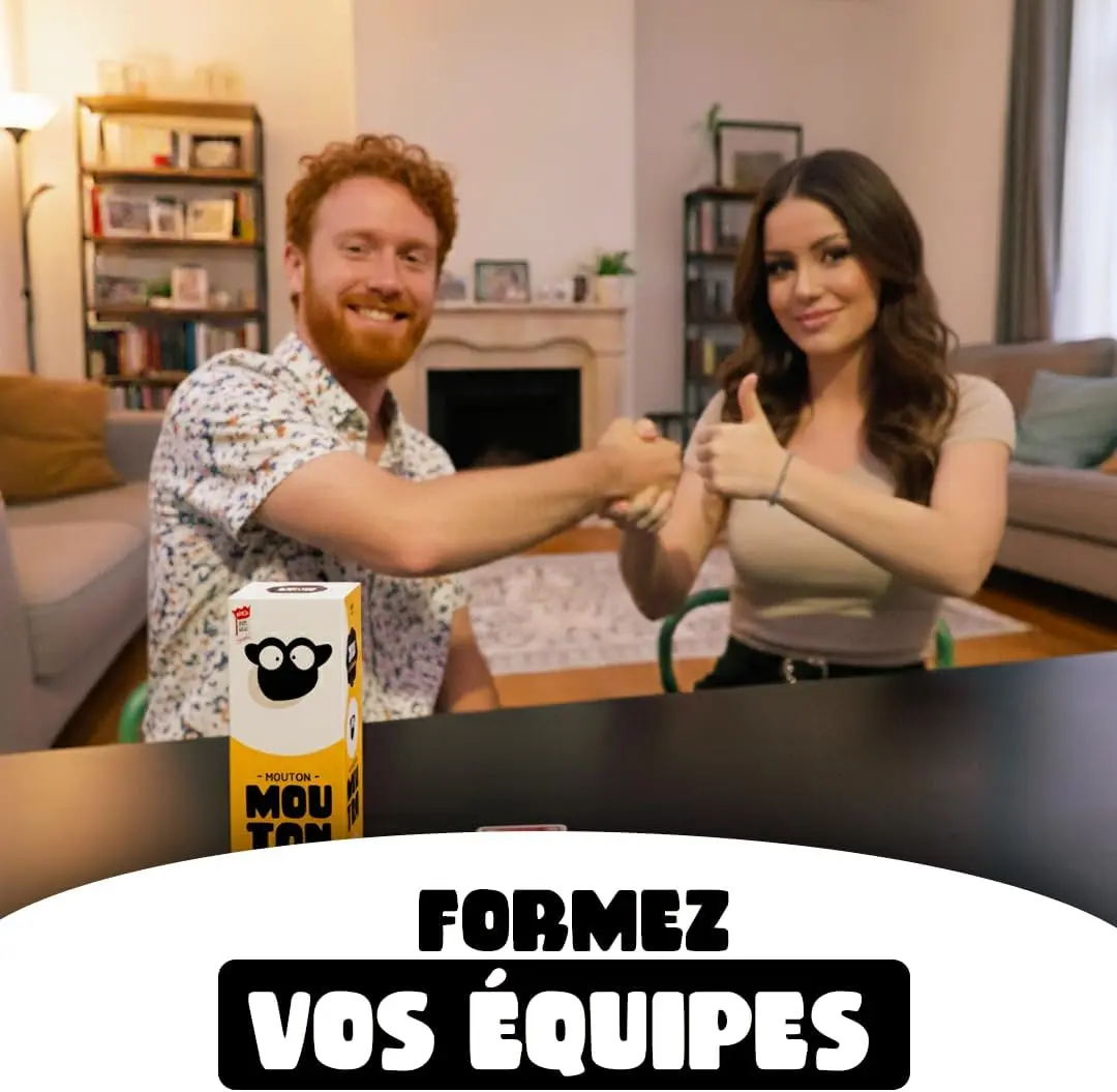 Deux coéquipiers se serrent la main devant la boîte de Mouton Mouton