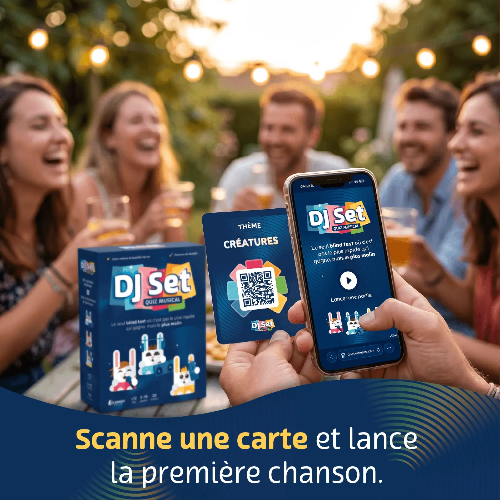Portrait d’un groupe riant autour d’un jeu DJ Set, avec carte et smartphone montrant l’application; ambiance conviviale.